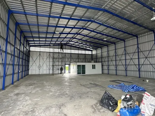 Warehouse for rent in Khlong Luang, Pathum Thani - Open-plan warehouse interior with 6 m high ceiling and a small internal office room.