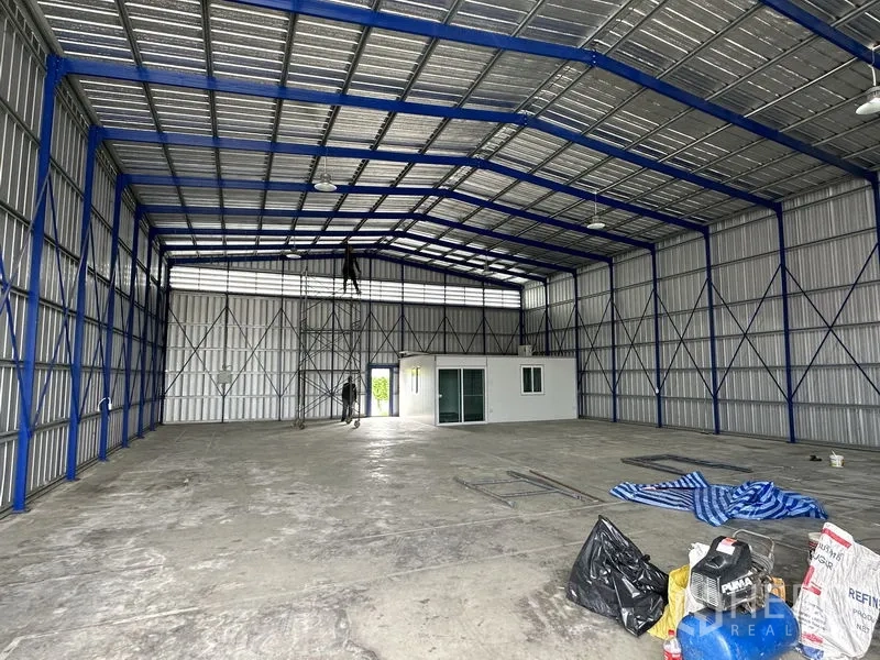 Warehouse for rent in Khlong Luang, Pathum Thani - Open-plan warehouse interior with 6 m high ceiling and a small internal office room.
