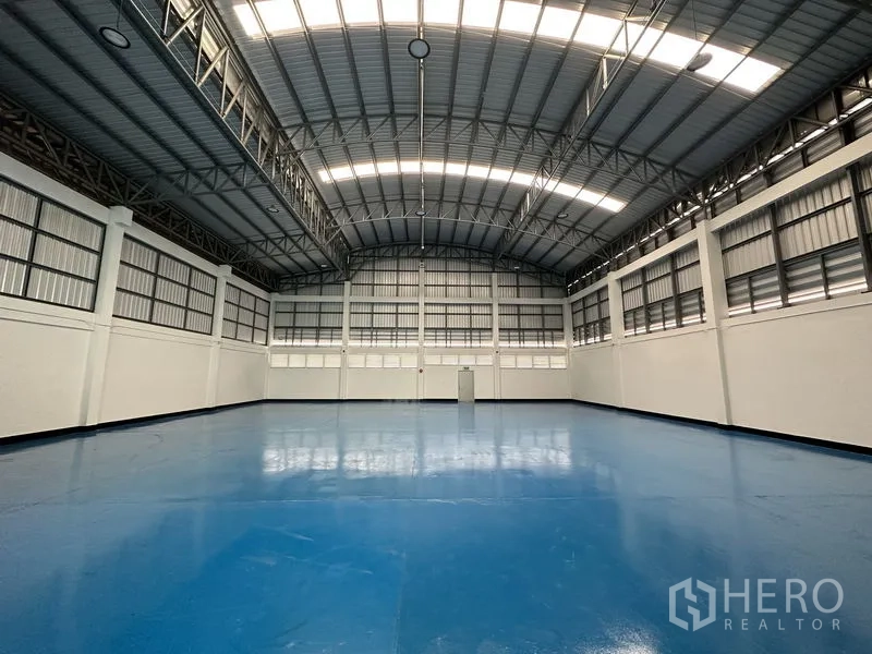 工厂 出租在Khlong Luang, Pathum Thani - 开阔无柱厂房，隔热屋顶与高窗采光充足。