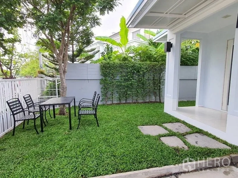 Detached House for rent - Private green garden with patio set under trees and stepping-stone path.