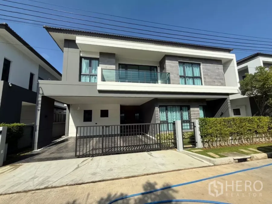 Detached House for rent in Bang Phli, Samut Prakan - Modern two-storey detached house facade with gated driveway and balcony in Bang Phli.