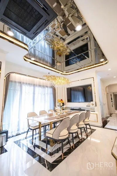 บ้าน ขายในPak Kret, Nonthaburi - โซนรับประทานอาหาร โต๊ะยาว 8 ที่นั่ง โคมระย้า และเพดานกระจก