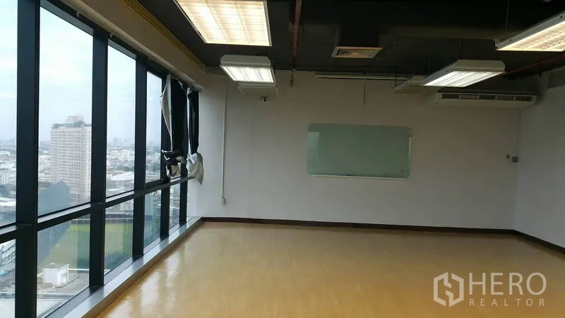 Office Space for rent in Khlong Toei, Bangkok - Open-plan workspace with floor-to-ceiling windows and wide city views.