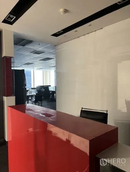 办公空间 出租在Huai Khwang, Bangkok - 前台区，亮红色接待台，可见开放办公区。