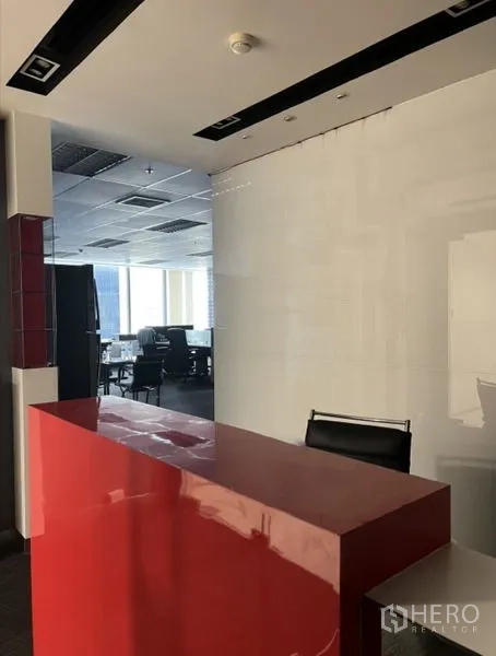 办公空间 出租在Huai Khwang, Bangkok - 前台区，亮红色接待台，可见开放办公区。