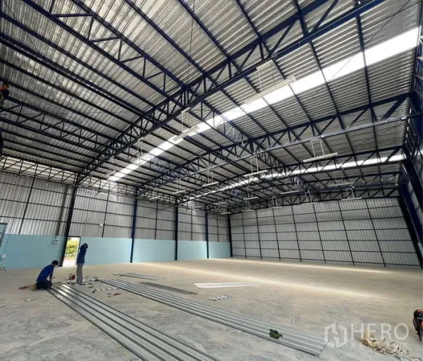 Warehouse for rent in Lat Krabang, Bangkok - Wide open warehouse bay with metal wall panels, bright roof lights and generous loading area.