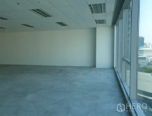Office Space for rent in Din Daeng, Bangkok - Corner workspace with floor-to-ceiling windows offering Bangkok city skyline views.