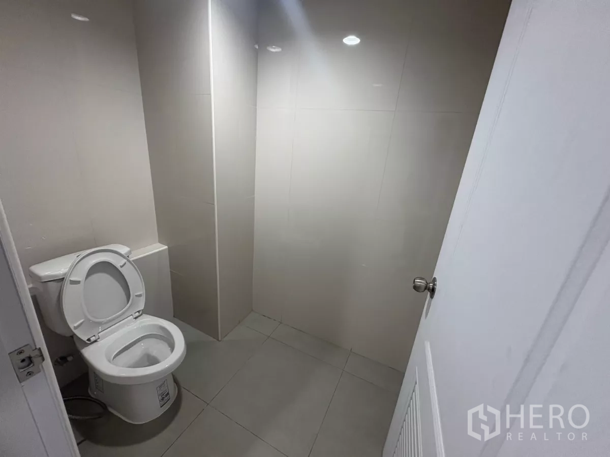 Factory for rent in Bang Phli, Samut Prakan - Additional toilet room with tiled floor and small window.