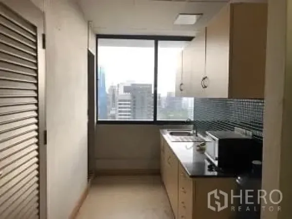办公空间 出租或出售 - 办公室茶水间，带水槽、储物柜和朝城景的窗户。