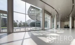 办公空间 出租在Chatuchak, Bangkok - 弧形大堂，通高落地窗面向景观广场。