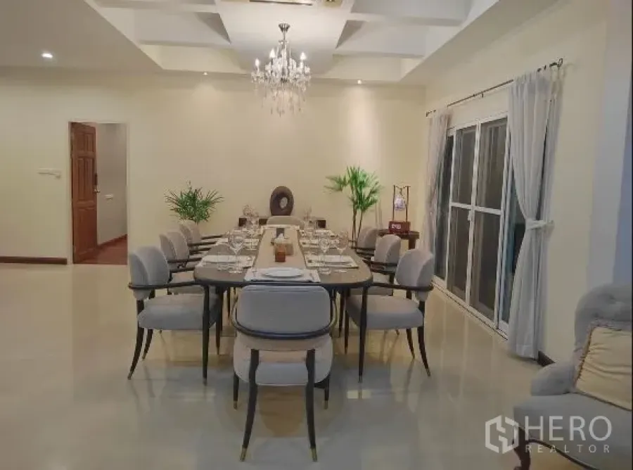 บ้าน ให้เช่าในHuai Khwang, Bangkok - ห้องรับประทานอาหารอย่างเป็นทางการ โคมระย้า และโต๊ะยาว
