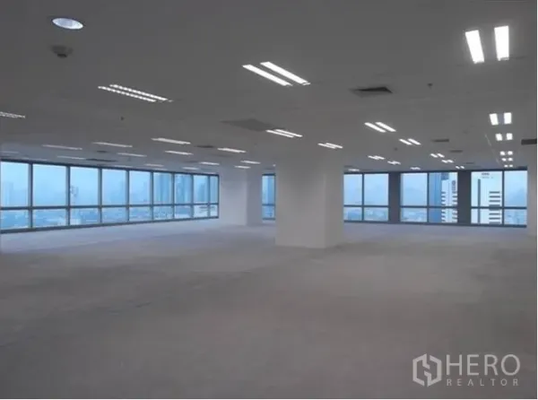 Office Space for rent - Expansive office space with central columns, concrete subfloor and wide panoramic windows.