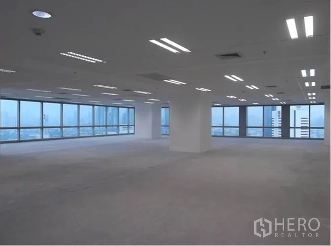 Office Space for rent - Expansive office space with central columns, concrete subfloor and wide panoramic windows.