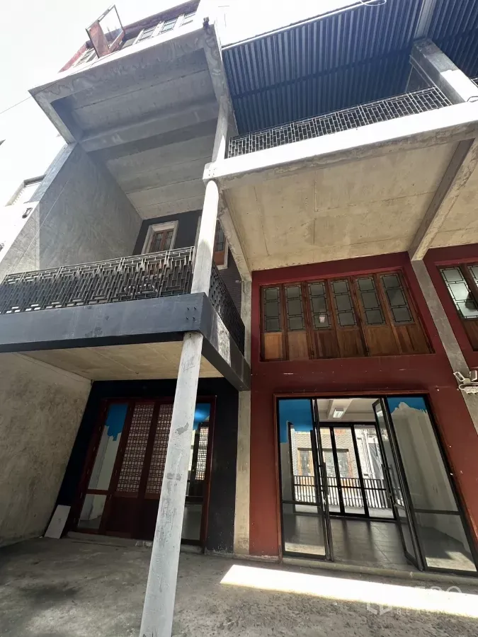 Home Office for rent in Pathum Wan, Bangkok - Multi-storey concrete home office facade with balconies, sliding glass doors and a shaded carport area.