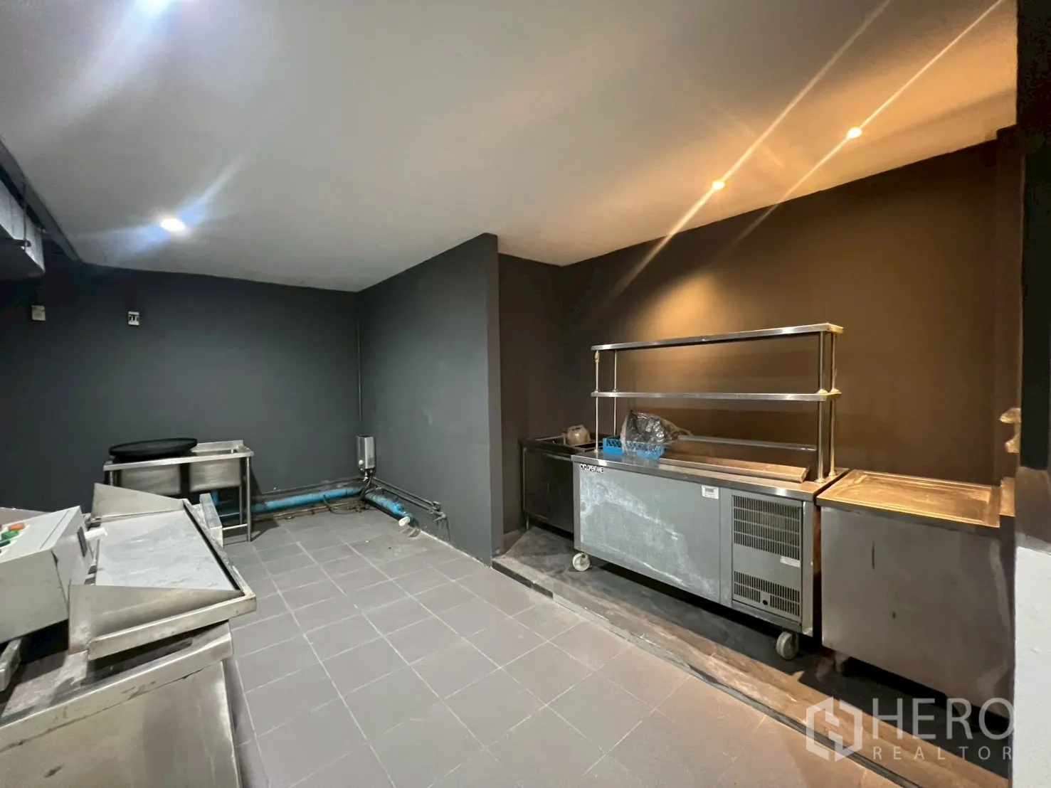 โฮมออฟฟิศ for rent in Watthana, Bangkok - พื้นที่ครัวเซอร์วิสพร้อมเคาน์เตอร์และอุปกรณ์สเตนเลส