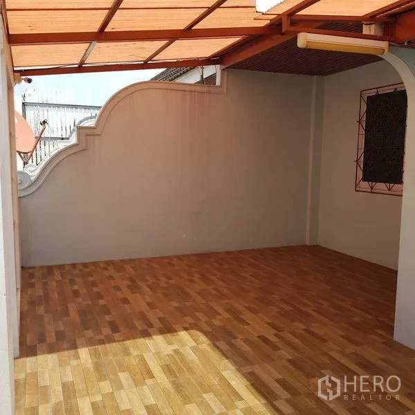 带办公室的家 出租在Watthana, Bangkok - 覆顶屋顶露台，木纹地面与弧形墙