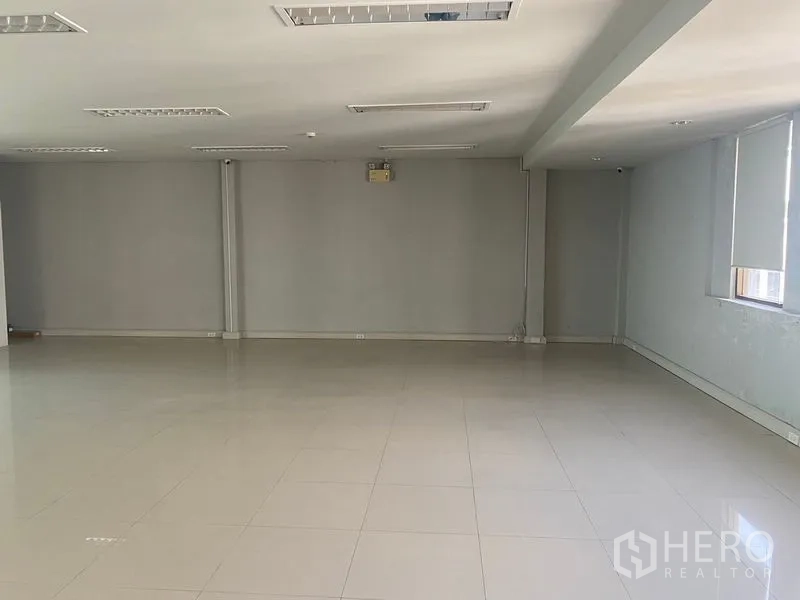 สำนักงาน ให้เช่าในBang Na, Bangkok - ห้องทำงานโล่งกว้าง ผนังสีอ่อน ไฟเพดานและม่านบังแสงบางส่วน