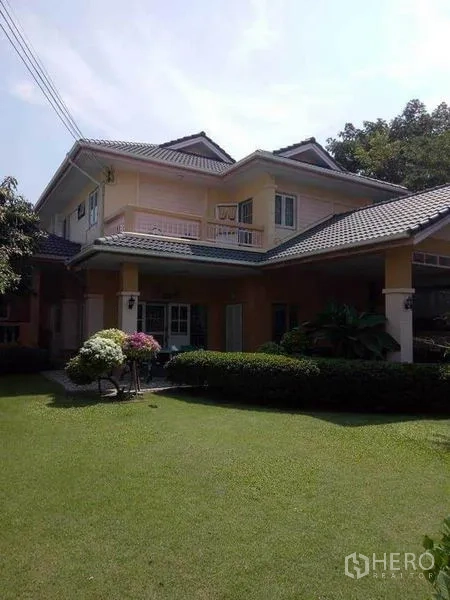 独立式住宅 出售在Prawet, Bangkok - 两层独栋外观，坡屋顶与修剪整齐的草坪