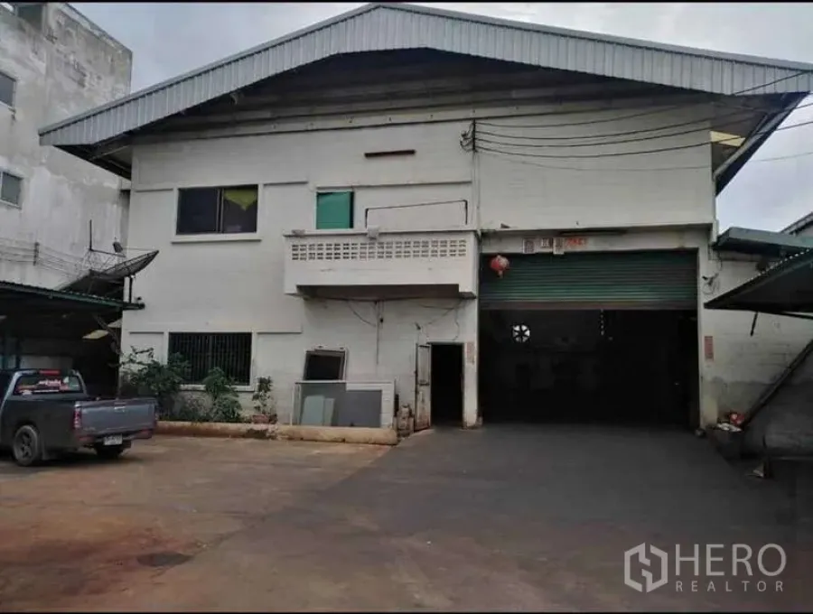 Warehouse for rent in Prawet, Bangkok - Two-storey warehouse with attached office, wide roller shutter and concrete yard in Prawet, Bangkok.