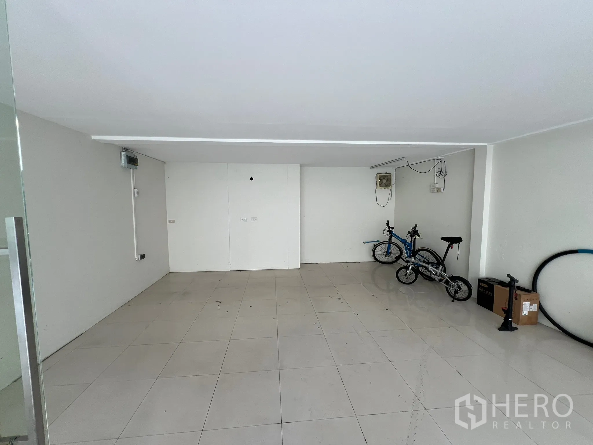 Retail Space for rent in Watthana, Bangkok - Straight-on view of empty retail room with low ceiling, wall outlets and tiled flooring.