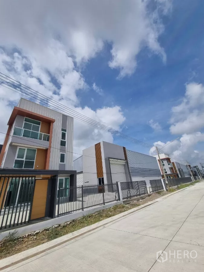 Warehouse for sale in Lam Luk Ka, Pathum Thani - Row of new home-office warehouses along a wide road.