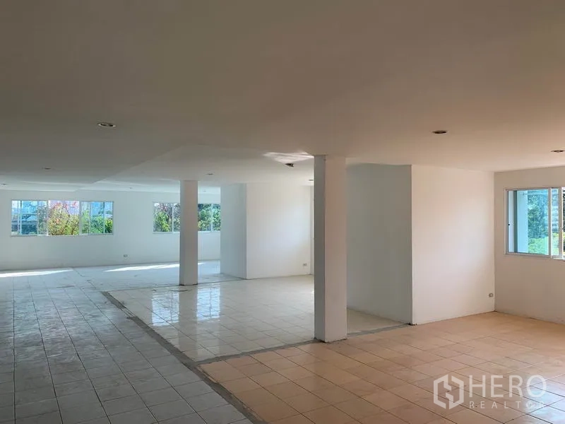 办公空间 出租在Huai Khwang, Bangkok - 宽阔开间楼层，多扇窗与两道出口门，可眺绿色景观。