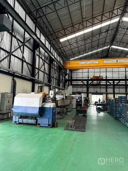 Factory for sale in Si Racha, Chon Buri - Industrial bay with steel frame walls, overhead crane and equipment.