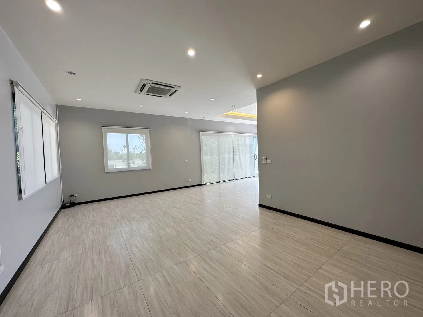Factory for sale in Lam Luk Ka, Pathum Thani - Ground-floor office or showroom with large format tiles and windows.
