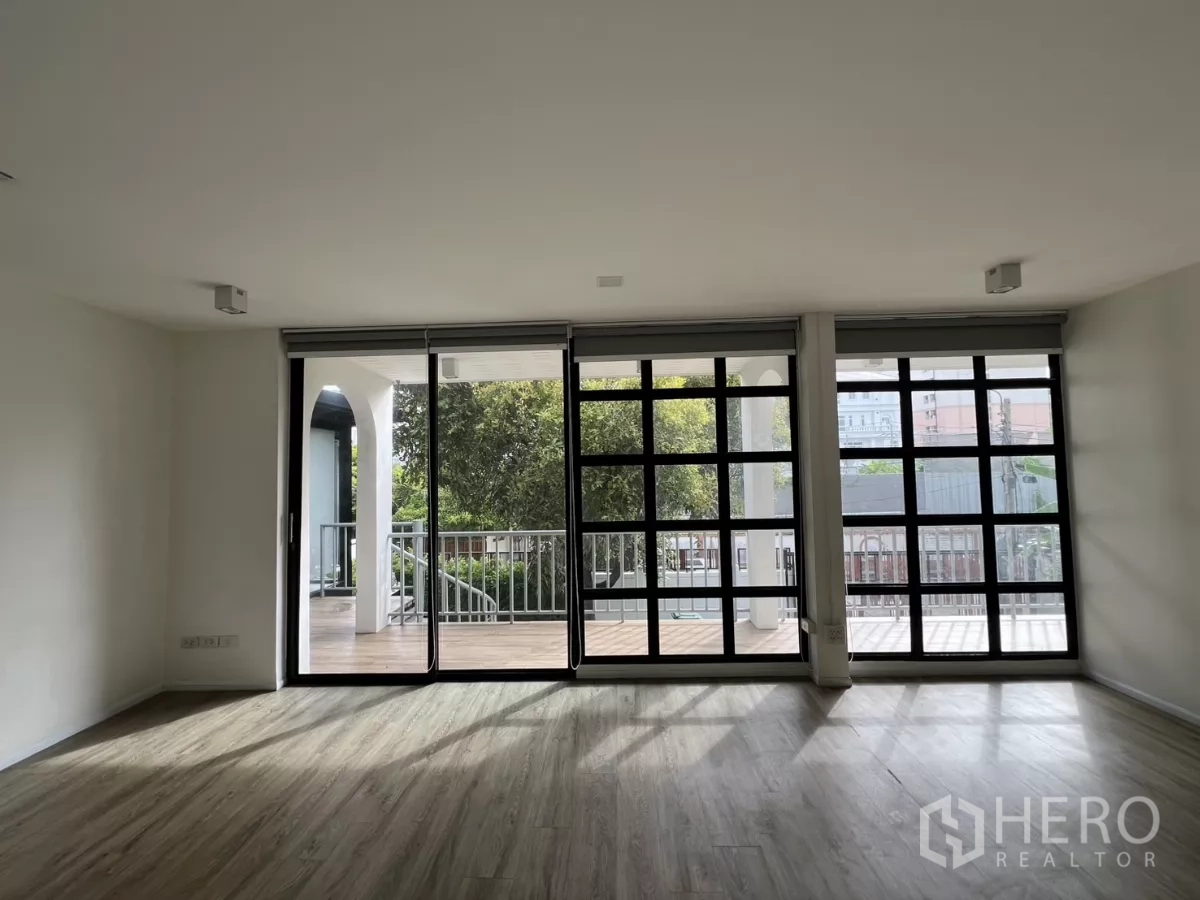 带办公室的家 出租或出售在Phra Khanong, Bangkok - 二层明亮房间，整面网格窗通向露台