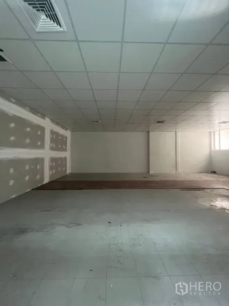 Retail Space for rent in Bang Rak, Bangkok - Open-plan retail interior with drop ceiling, AC vents, drywall partitions and unfinished flooring.