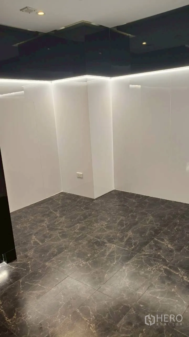 ออฟฟิศ for rent in Ratchathewi, Bangkok - มุมห้องพื้นลายหินอ่อนสีเข้มพร้อมไฟซ่อน.