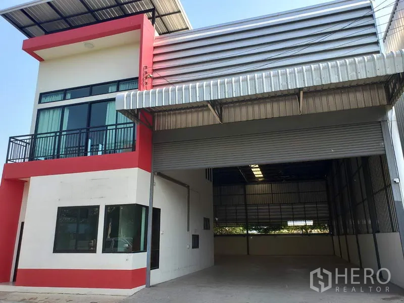 Factory for rent or sale in Lam Luk Ka, Pathum Thani - Modern factory façade with attached two-storey office and wide roller shutter loading bay in Lam Luk Ka.
