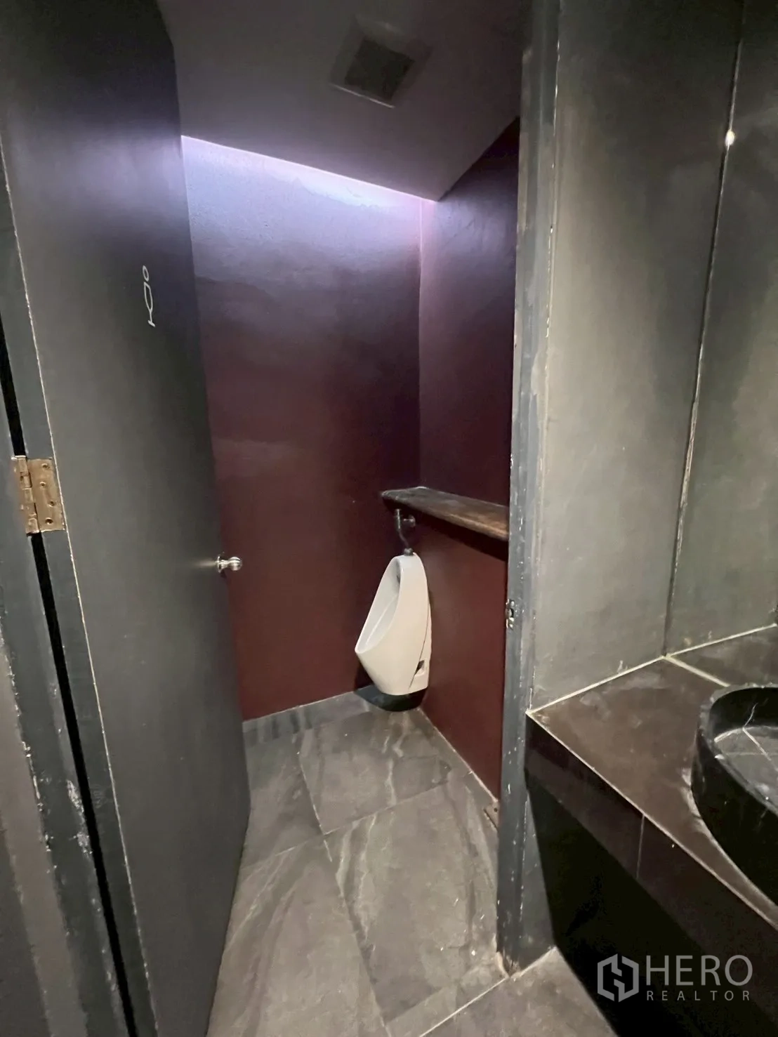 โฮมออฟฟิศ for rent in Watthana, Bangkok - ห้องน้ำปูกระเบื้องโทนเข้ม มีโถปัสสาวะและอ่างล้างหน้า