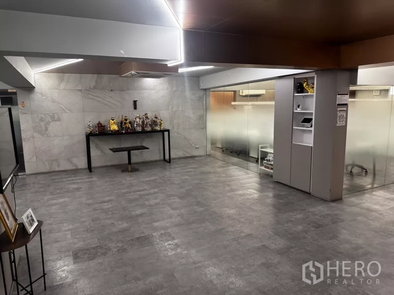 Office Space for rent or sale in Suan Luang, Bangkok - Spacious lobby or showroom with marble-effect walls and glass rooms on the sides.