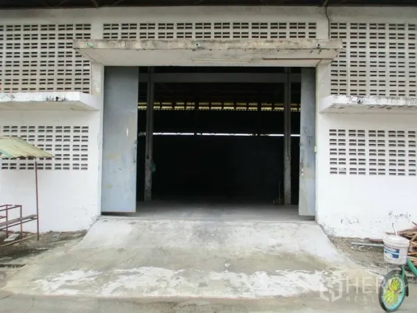 货栈 出租在Min Buri, Bangkok - 带斜坡的装卸月台和大型推拉门，连接仓库内部。