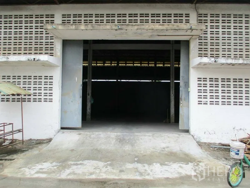 货栈 出租在Min Buri, Bangkok - 带斜坡的装卸月台和大型推拉门，连接仓库内部。