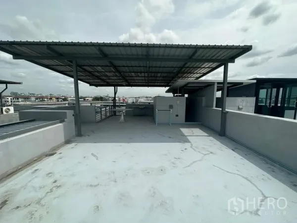 带办公室的家 出租在Wang Thonglang, Bangkok - 带金属顶棚的宽阔屋顶露台，享城市全景。
