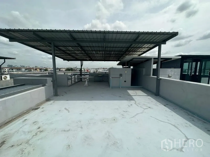 带办公室的家 出租在Wang Thonglang, Bangkok - 带金属顶棚的宽阔屋顶露台，享城市全景。