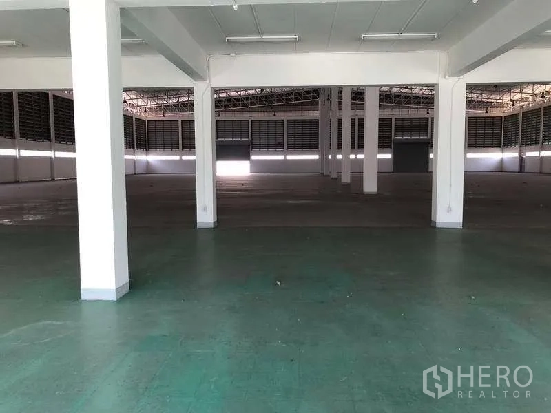 Factory for rent or sale in Phra Nakhon Si Ayutthaya - View from green epoxy-finished room into the main production hall.