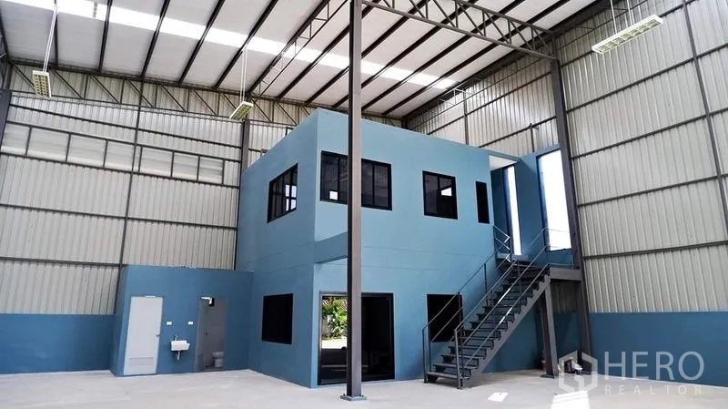 货栈 出租在Bueng Kum, Bangkok - 高挑净高的仓库内部，含两层办公室与开阔作业区。