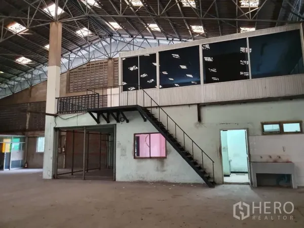 工厂 出租在Samut Prakan - 夹层玻璃办公室配金属楼梯，下层设房间与清洗水槽，位于厂房内。