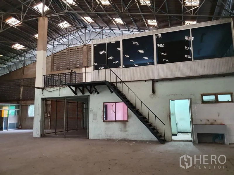 工厂 出租在Samut Prakan - 夹层玻璃办公室配金属楼梯，下层设房间与清洗水槽，位于厂房内。