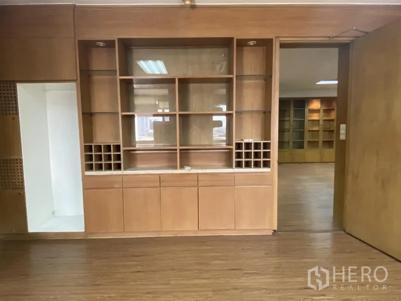 Office Space for rent in Din Daeng, Bangkok - Wall of built-in shelving and cabinets with central display niche.