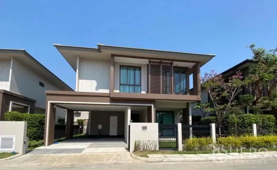 Detached House for rent in Bang Kapi, Bangkok - Contemporary two-storey detached house facade with gate and driveway.