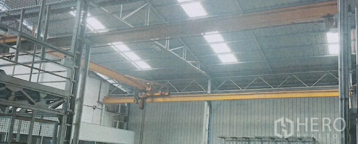 Factory for rent in Yan Nawa, Bangkok - Overhead gantry crane system mounted under the roof for heavy lifting.