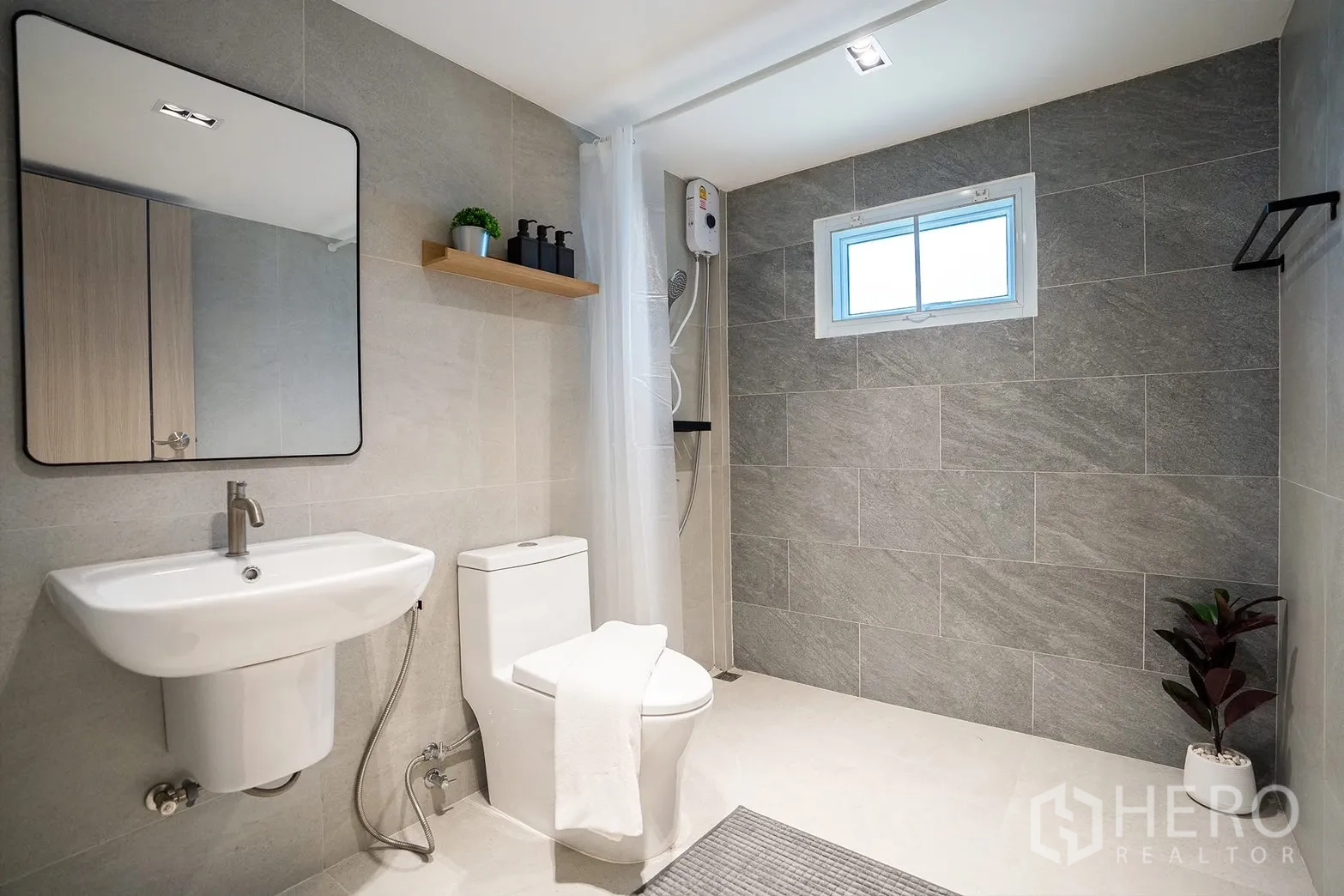 Detached House for rent in Huai Khwang, Bangkok - Second bathroom with walk-in shower, window and wall shelf.