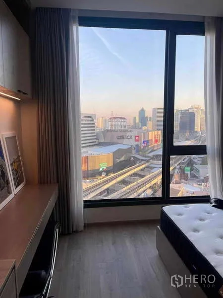 Condominium for rent - Bedroom corner with work desk and panoramic window facing Central Ladprao.