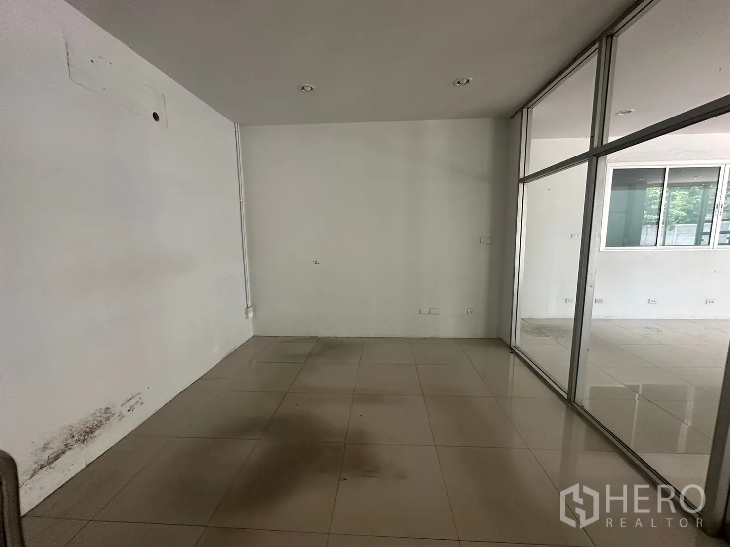 Warehouse for rent in Din Daeng, Bangkok - Private office room with a glass wall and tiled floor.