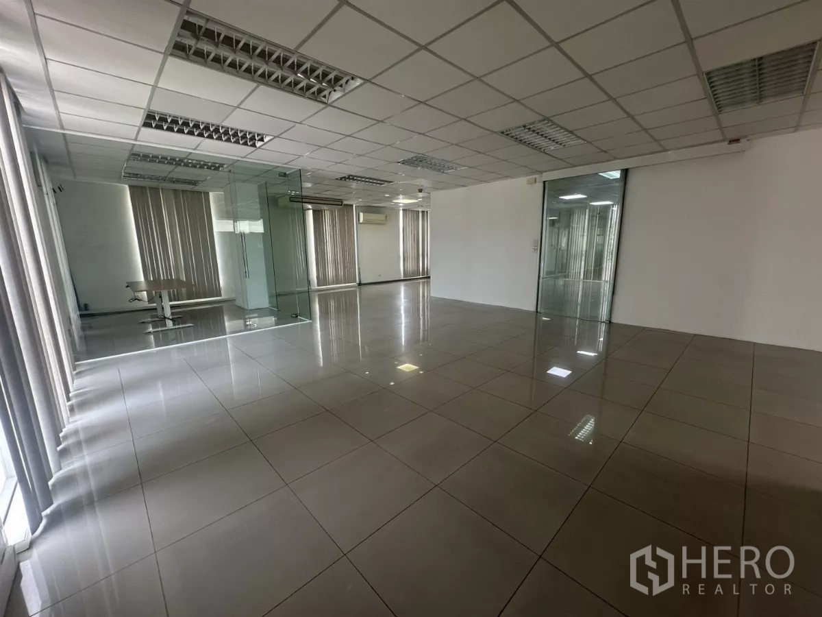 办公空间 出租在Huai Khwang, Bangkok - 宽阔转角办公空间，落地窗与玻璃盒式会议室。