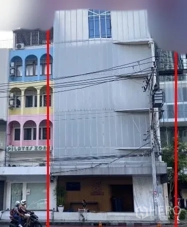 店屋 出租在Watthana, Bangkok - 通罗多层店屋灰色立面，邻近彩色建筑的街景